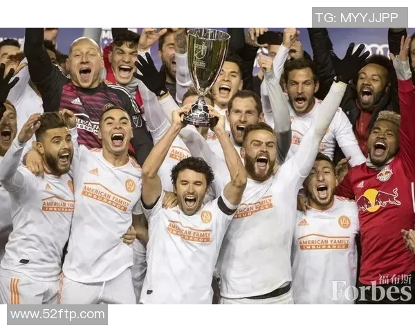 足球杯激战正酣各国球队争夺荣耀谁将捧起梦寐以求的冠军奖杯